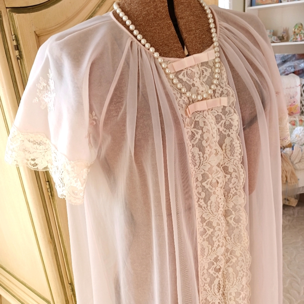 ETHEREAL SHEER PINK DRESSING ROBE BY "SHADOWLINE" SZ SMALL! 💘